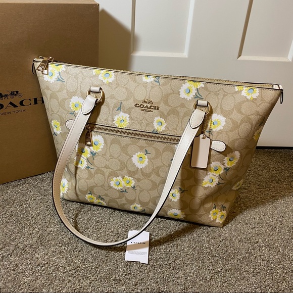 ❗️SOLD❗️Coach Gallery Tote In Signature Canvas Daisy Print - Picture 2 of 5